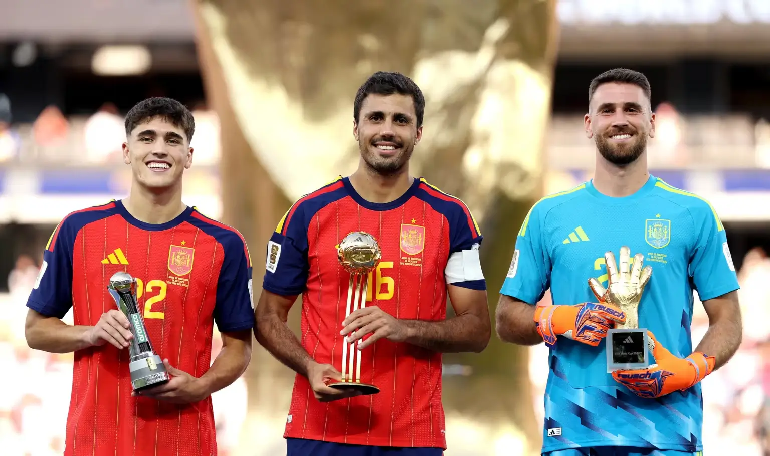 España campeón Mundial 2026 celebrando con el trofeo